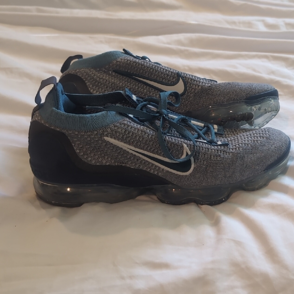 Nike Gray and Black Athletic Shoes for Performance